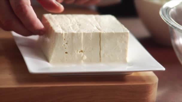 Snijden tofu met mes — Stockvideo