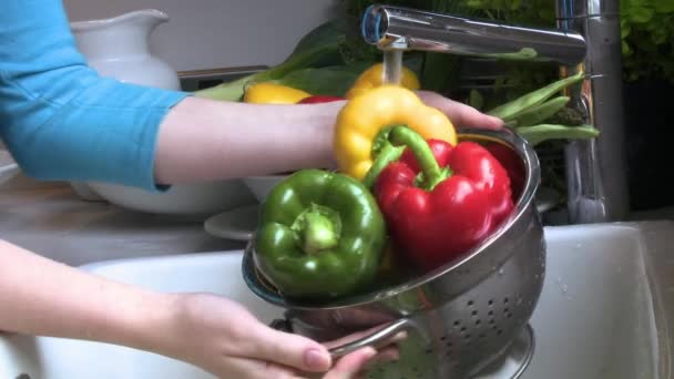 Миття перцю в друшляку — стокове відео