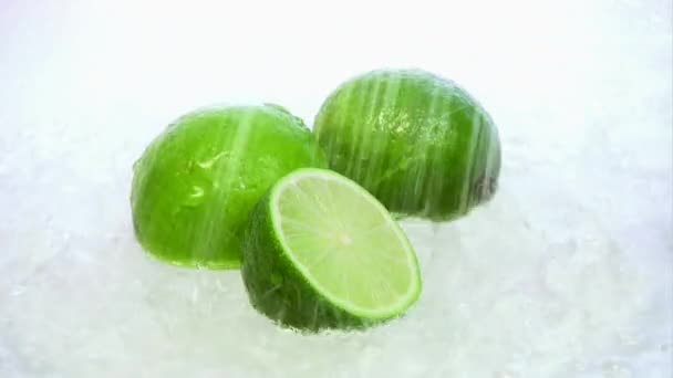 Versare acqua sui lime — Video Stock