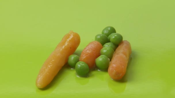 Морковь и горох с кудряшками масла — стоковое видео