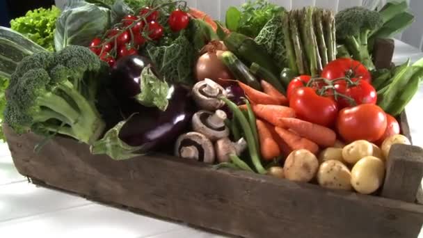 新鲜的蔬菜放在箱子里 — 图库视频影像