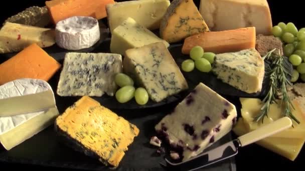 Fromages coupés sur plateau — Video