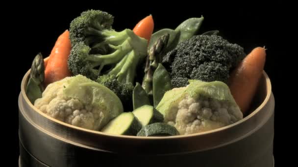 Verduras al vapor en una cesta — Vídeo de stock