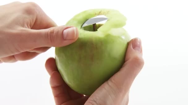 Pelar una manzana verde — Vídeo de stock