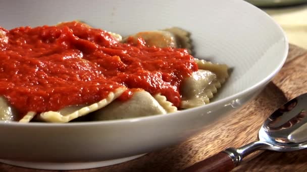 Ravioli with tomato sauce — Stock Video