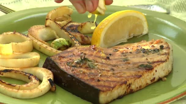 Spruzzando bistecca di pesce spada alla griglia — Video Stock