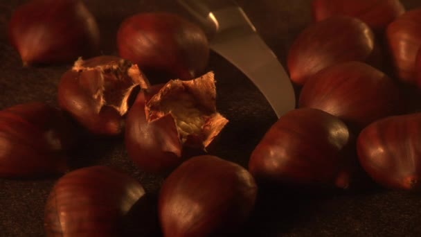 Castagne calde e un coltello — Video Stock