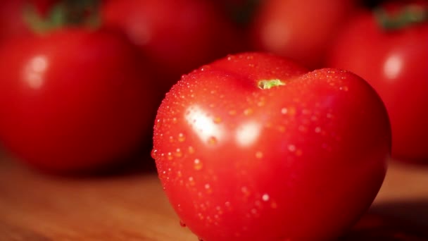 Reducir a la mitad el tomate en tabla de cortar — Vídeo de stock