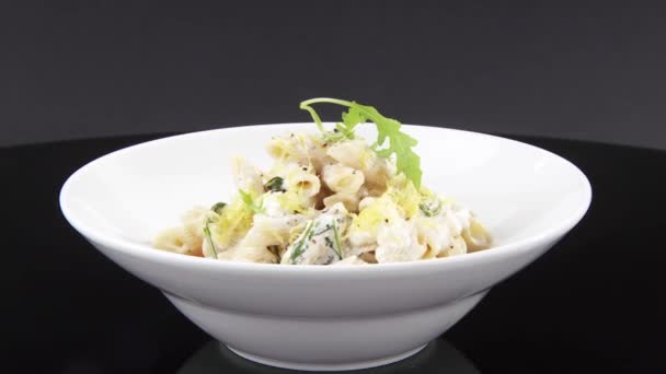 Penne with cheese sauce and rocket — Stock Video