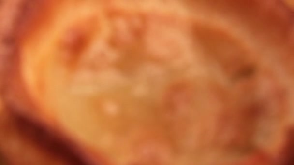 Paar yorkshire pudding — Stockvideo