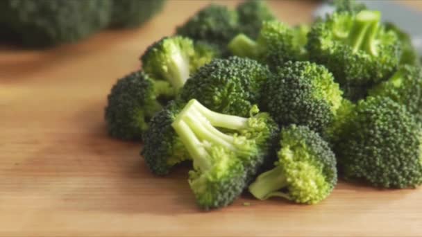 Broccoli in roosjes verdeeld — Stockvideo