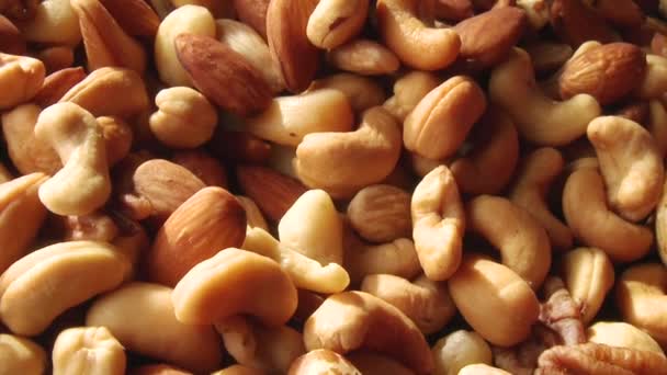 Vyplňování naběračku s ořechy — Stock video