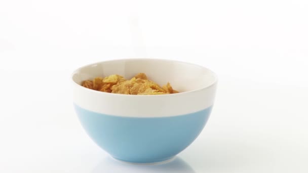 Putting cornflakes into a bowl — Stock Video