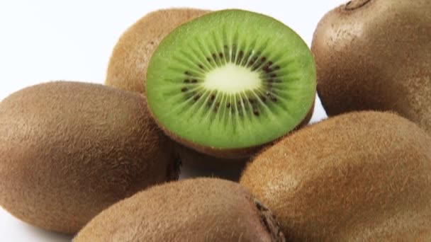 Fresh kiwi fruits — Stock Video