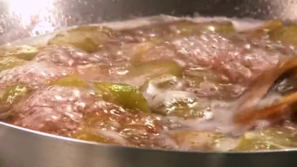 Cooking rhubarb in a pan — Stock Video