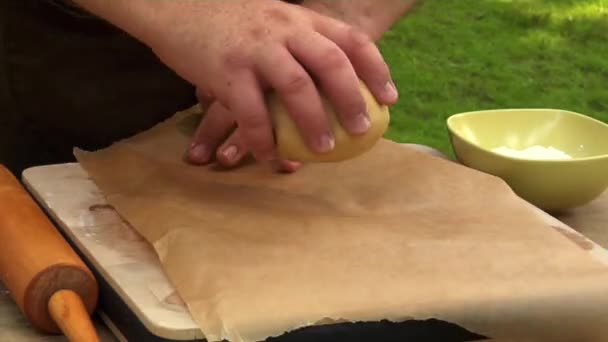 Saupoudrer une boule de pâte avec de la farine — Video