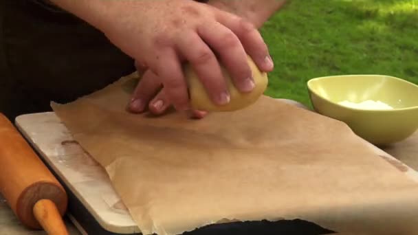 Teigbällchen mit Mehl bestäuben — Stockvideo