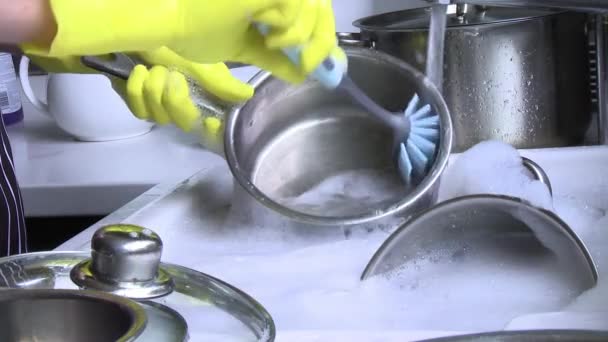 Woman washing pots and pans — Stock Video