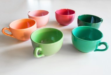 Çok renkli bardak beyaz bir tablo