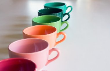 Çok renkli bardak beyaz bir tablo