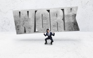 Bir işçi ağır metin kaya onun omuz ile