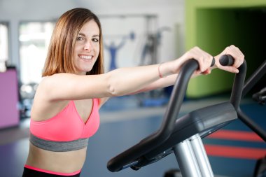 genç kadın sabit Bisiklet antrenörü kullanır.