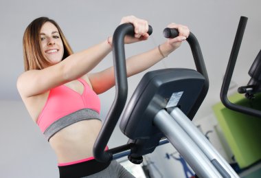 genç kadın sabit Bisiklet antrenörü kullanır.