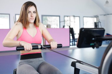 genç kadın bazı çeker yapıyor spor salonunda egzersiz