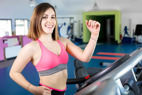 Chica joven haciendo ejercicio piernas en el gimnasio . —  Fotos de Stock