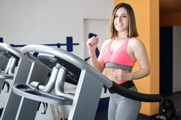 Chica joven haciendo ejercicio piernas en el gimnasio . —  Fotos de Stock