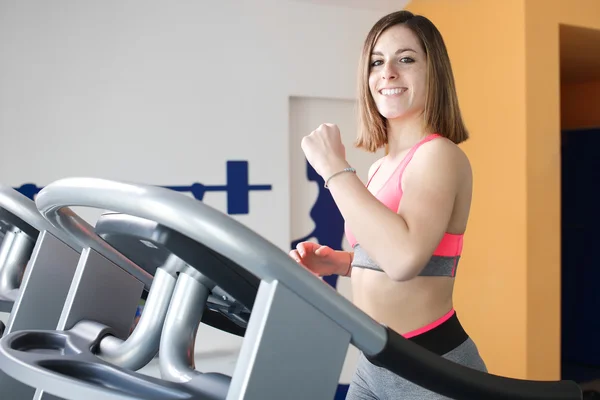 Chica joven haciendo ejercicio piernas en el gimnasio . —  Fotos de Stock