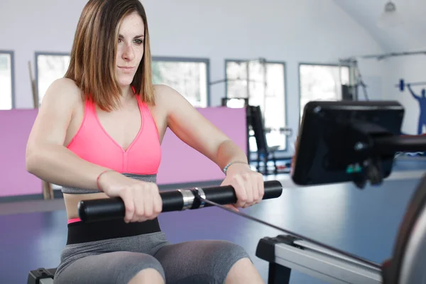 Genç kadın bazı çeker yapıyor spor salonunda egzersiz — Stok fotoğraf