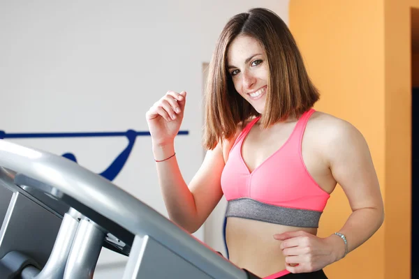 Chica joven haciendo ejercicio piernas en el gimnasio . —  Fotos de Stock