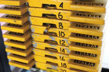 İğne ile bir spor salonunda ağırlık yakın çekim