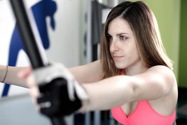 Mujer fuerte levantamiento de pesas en el gimnasio mirando feliz —  Fotos de Stock