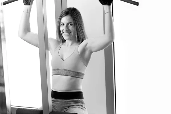 Strong woman weightlifting at the gym looking happy — Stock Photo, Image