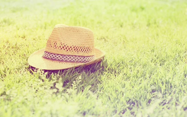 Ψάθινο καπέλο στη χλόη κατά τη διάρκεια της θερινής περιόδου — Φωτογραφία Αρχείου