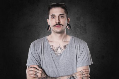 duvarda güzel dövmeli adam