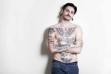 duvarda güzel dövmeli adam