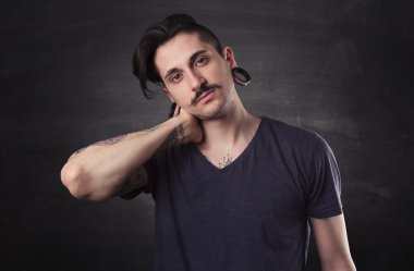 duvarda güzel dövmeli adam