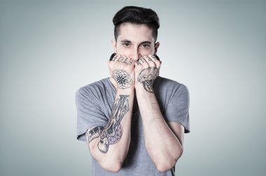 duvarda güzel dövmeli adam