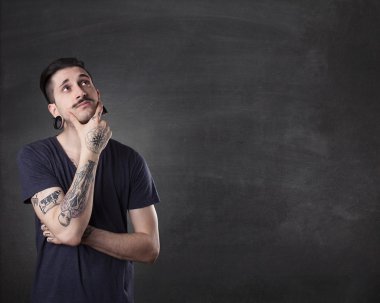 güzel dövmeli adam düşünme