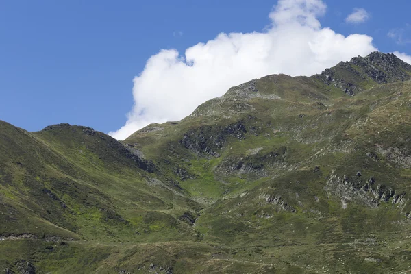 Bela montanha verde na Suíça com grama e céu azul no período final de verão — Fotografia de Stock