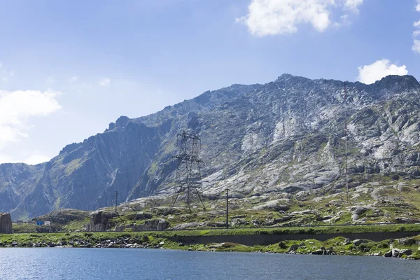 Belo fundo de montanha na Suíça com grama típica e lago durante o dia ensolarado no período de verão — Fotografia de Stock