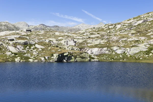전형적인 잔디와 호수 여름 기간에 화창한 날 동안 스위스에서 아름 다운 산 배경 — 스톡 사진