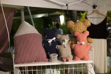 güzel el yapımı oyuncak ayı geceleri bir pazarda