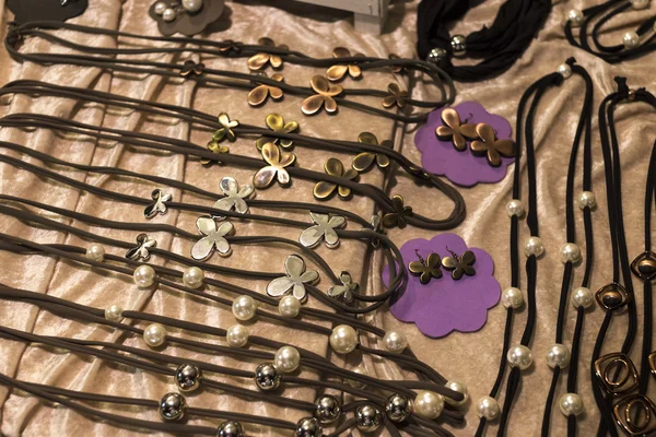 Métal artisanat bijoux texture colliers . — Photo