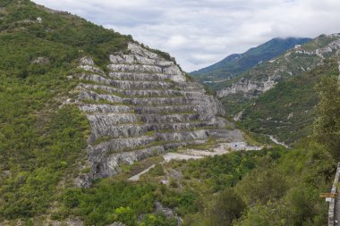 Toirano İtalya gökyüzüne altında büyük taş ocağı