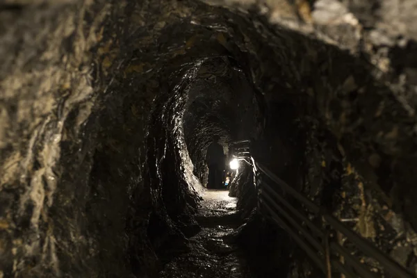 Túnel de uma entrada de caverna — Fotografia de Stock