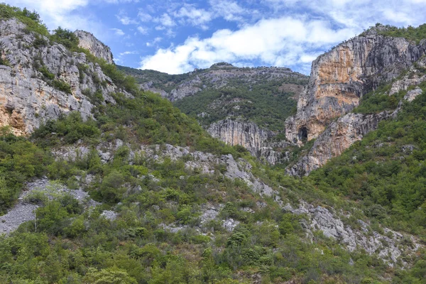 Zomer in de Italiaanse hooglanden en bergen — Stockfoto